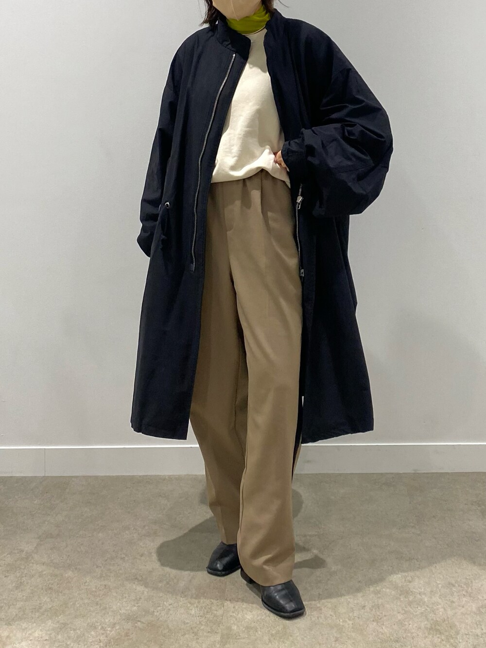 「春コーデ、春服コーデ、カジュアルコーデ、シンプルスタイル、大人カジュアル、きれいめカジュアル、お花見コーデ、ラインパンツ、UNIQLO、UNIQLO U、マウンテンパーカー、レイヤードスタイル、スウェットコーデ、メンズライク、シアートップス」｜「Kastaneの【UNISEX】MULTI-FUNCTION FIELDCOAT&FURVEST（その他アウター、ブラック系）」を使った、Ri!さん（レディース・159cm）の春コーディネートの1枚目の写真