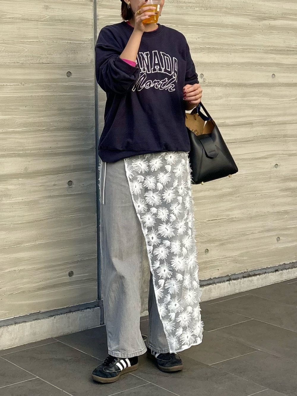 「秋っぽコーデ更新中、大人コーデ、お出かけコーデ、おしゃれさんと繋がりたい、秋服準備はじめました、デニムコーデ、スニーカー、アディダス、スウェットコーデ、レース、キャップ女子、キャップコーデ、ロゴスウェット、レイヤードスタイル、20代後半」｜「nuguのアイテム（スウェット、ブルー系）」を使った、Ri!さん（レディース・159cm）の秋コーディネートの1枚目の写真