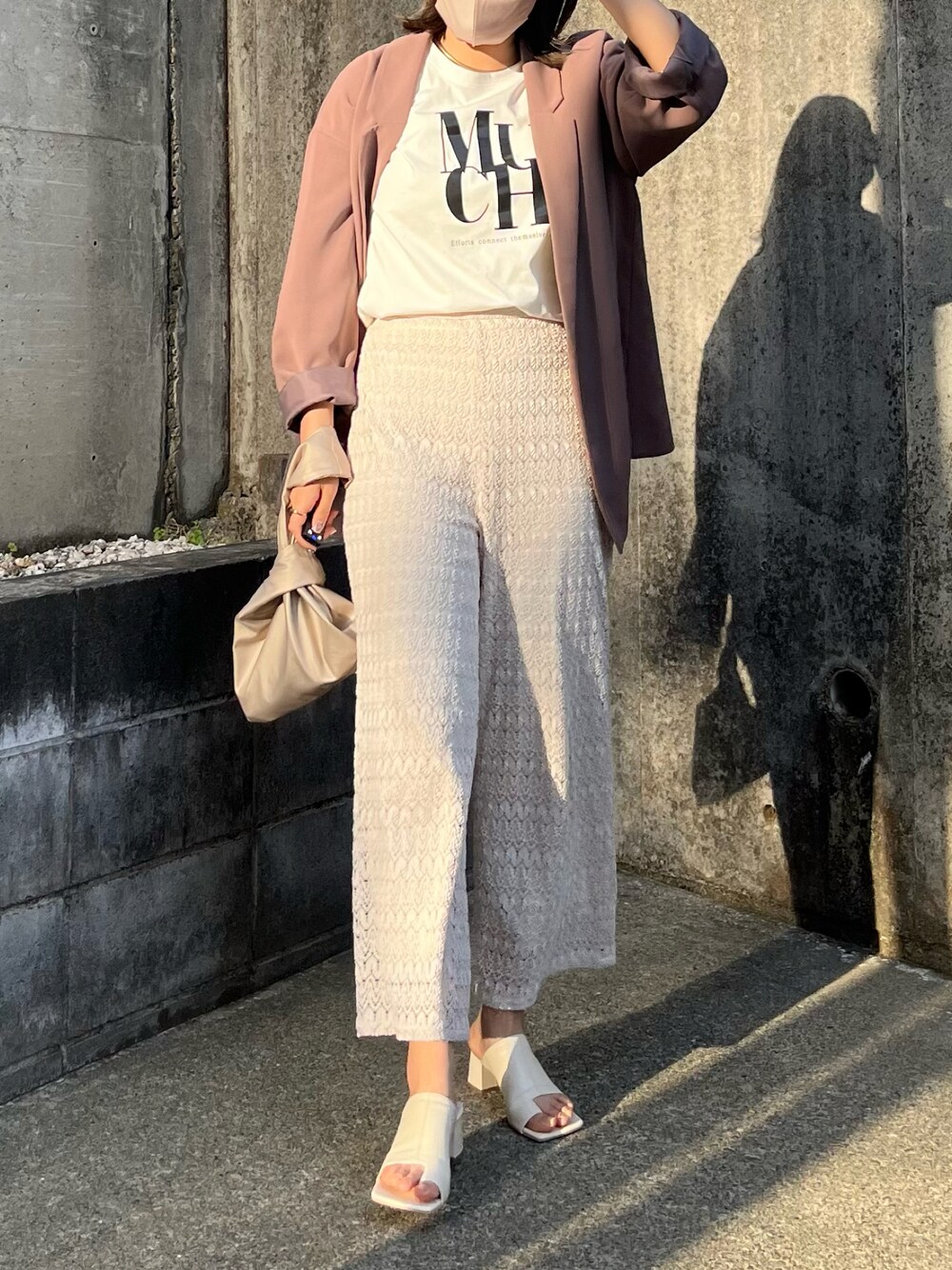 「いまどきジャケット写真、お出かけコーデ、オトナカワイイ、オトナ女子、骨格ウェーブ、お仕事、ジャケットスタイル、大人コーデ、ワントーンコーデ、レースパンツ、ロゴT、センスオブプレイス、feepur」｜「SENSE OF PLACE by URBAN RESEARCHのアイテム（ジャケット/アウター、ベージュ系）」を使った、Ri!さん（レディース・159cm）の春コーディネートの1枚目の写真