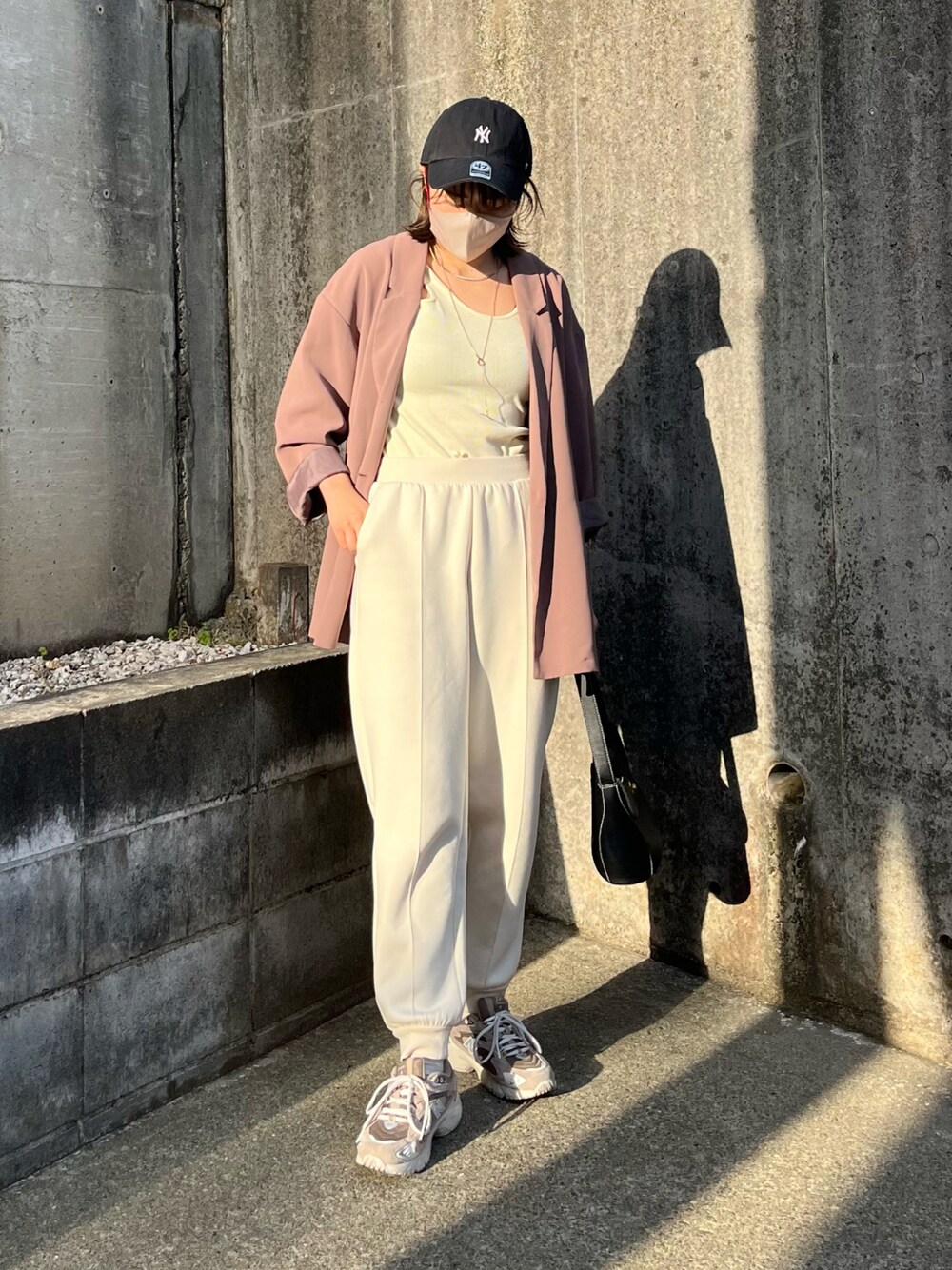 「いまどきジャケット写真、休日スタイル、楽チンコーデ、大人かわいい、ゆるコーデ、大人女子、スニーカー、ニューバランス、キャップ、スウェットパンツ、テーラードジャケット、骨格ウェーブ、UNIQLO、ワントーンコーデ」｜「'47の['47/フォーティセブン] YANKEES BASE RUNNER ベースボールキャップ（キャップ、ブラック系）」を使った、Ri!さん（レディース・159cm）の春コーディネートの1枚目の写真