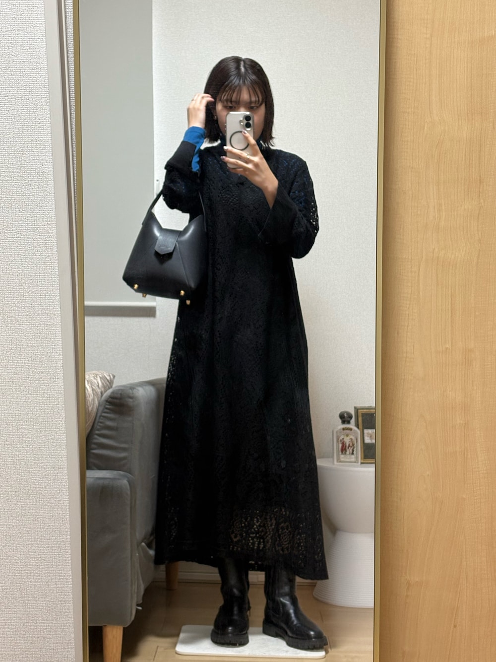 「今日のコーデ、休日スタイル、春服、初春コーデ、オトナ女子、おしゃれさんと繋がりたい、大人かわいい、オトナカワイイ、サイドゴアブーツ、ワンピーススタイル、ワンピース×デニム」｜「DouDouの長袖ワンピース（ワンピース、ブラック系）」を使った、Ri!さん（レディース・159cm）の冬コーディネートの1枚目の写真