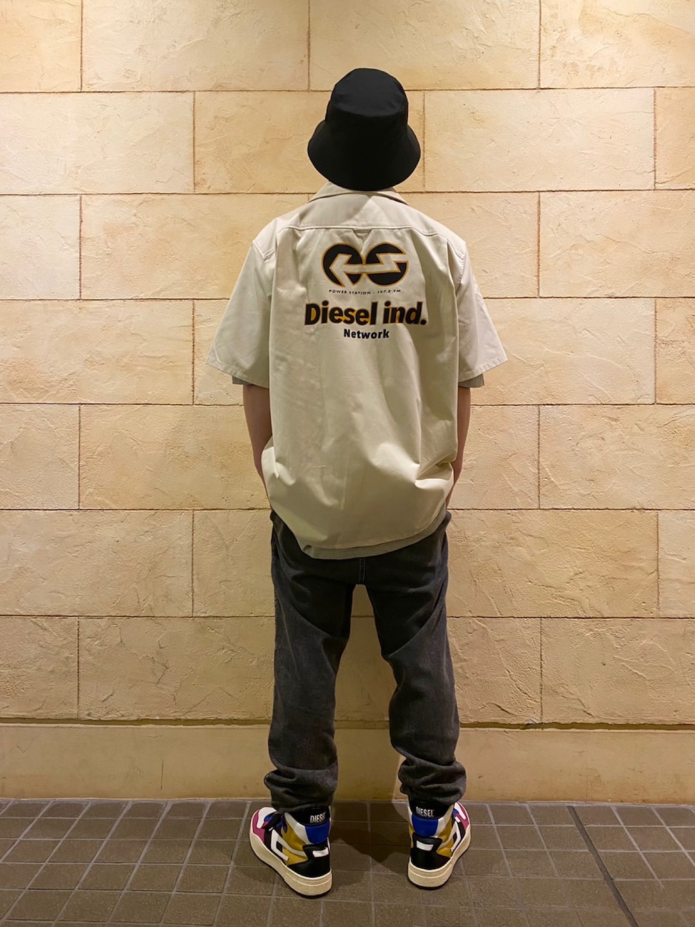 「Diesel、DIESELイクスピアリ、６月、シャツスタイル、オープンカラーシャツ、デニムパンツ、スニーカー、バケットハット」｜「DIESELのメンズ シャツ 半そで バックプリント（シャツ/ブラウス、ホワイト系）」を使った、ぴーさんさん（メンズ・172cm）の夏コーディネートの1枚目の写真