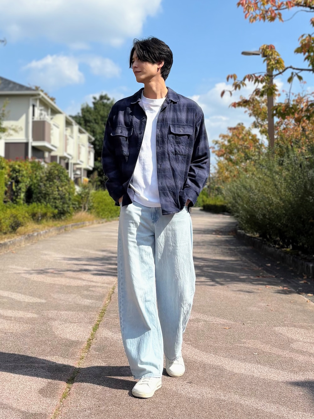 ホワイト系のスニーカー、ブルー系のシャツ/ブラウス、ホワイト系のTシャツ/カットソーを着用したメンズの秋コーディネートの1枚目の写真