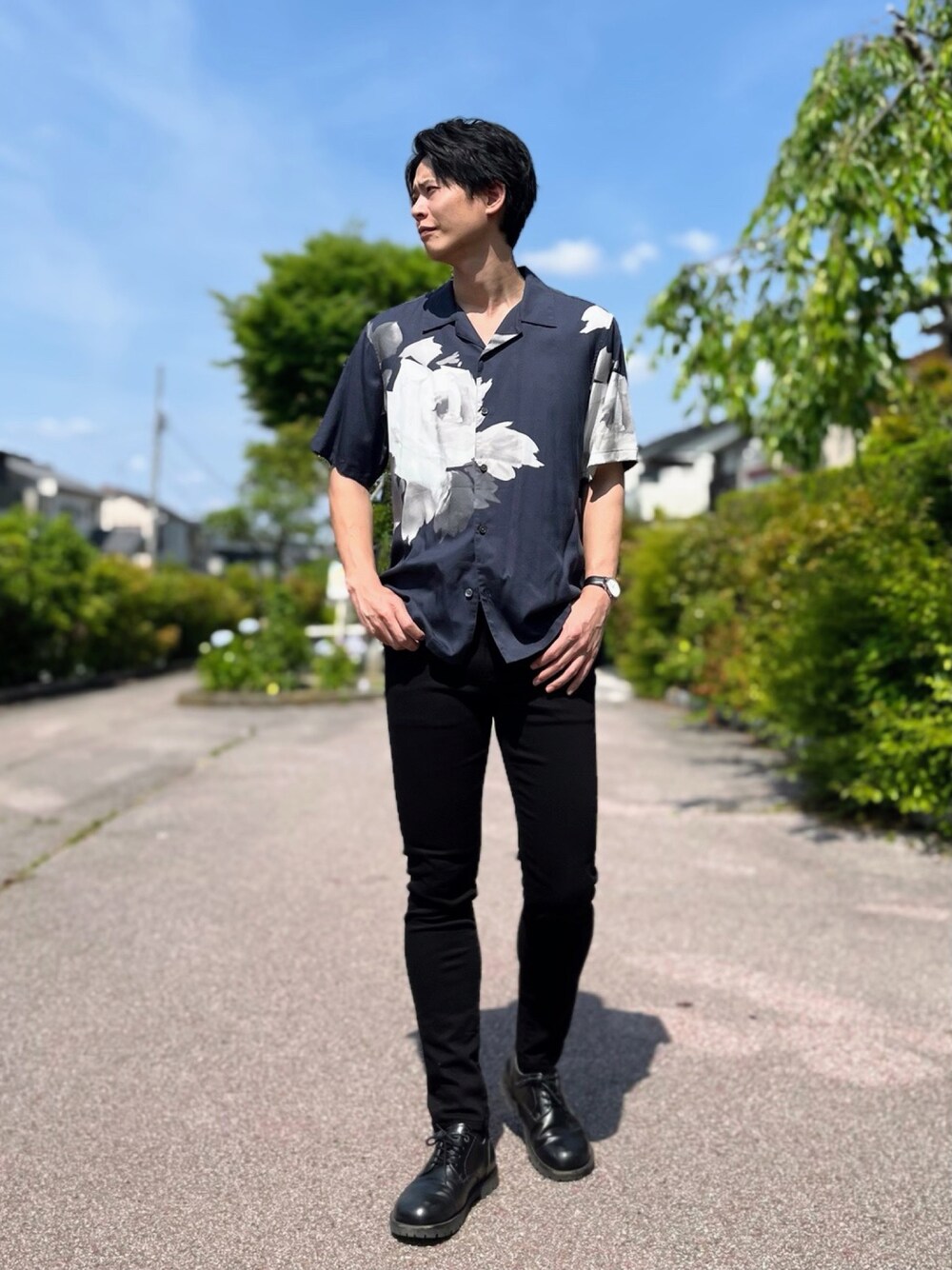 ブラック系のデニムパンツ、ブラック系のドレスシューズ、ブルー系のシャツ/ブラウスを着用したメンズの夏コーディネートの1枚目の写真