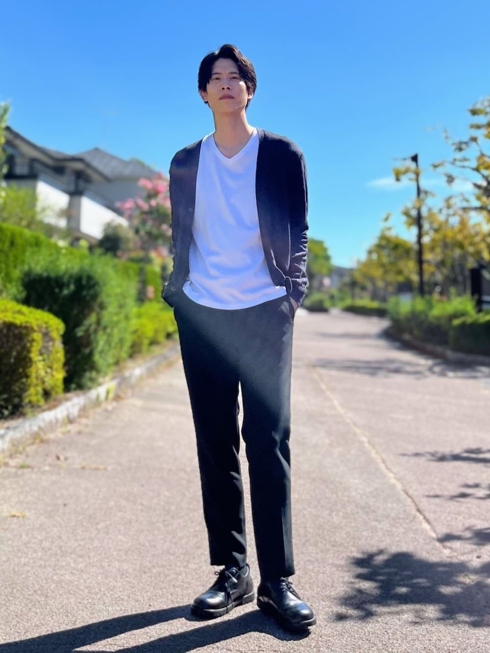 「体型カバー、脚長効果、小顔効果、スタイルアップ、30代コーデ、40代ファッション、着回しコーデ、大人カジュアル、シンプルコーデ、きれいめカジュアル、清潔感、モテ、白Tシャツ、スラックス、カーディガン」｜「cityのスラックス（スラックス、ブラック系）」を使った、takamitsu suzukiさん（メンズ・179cm）の秋コーディネートの1枚目の写真