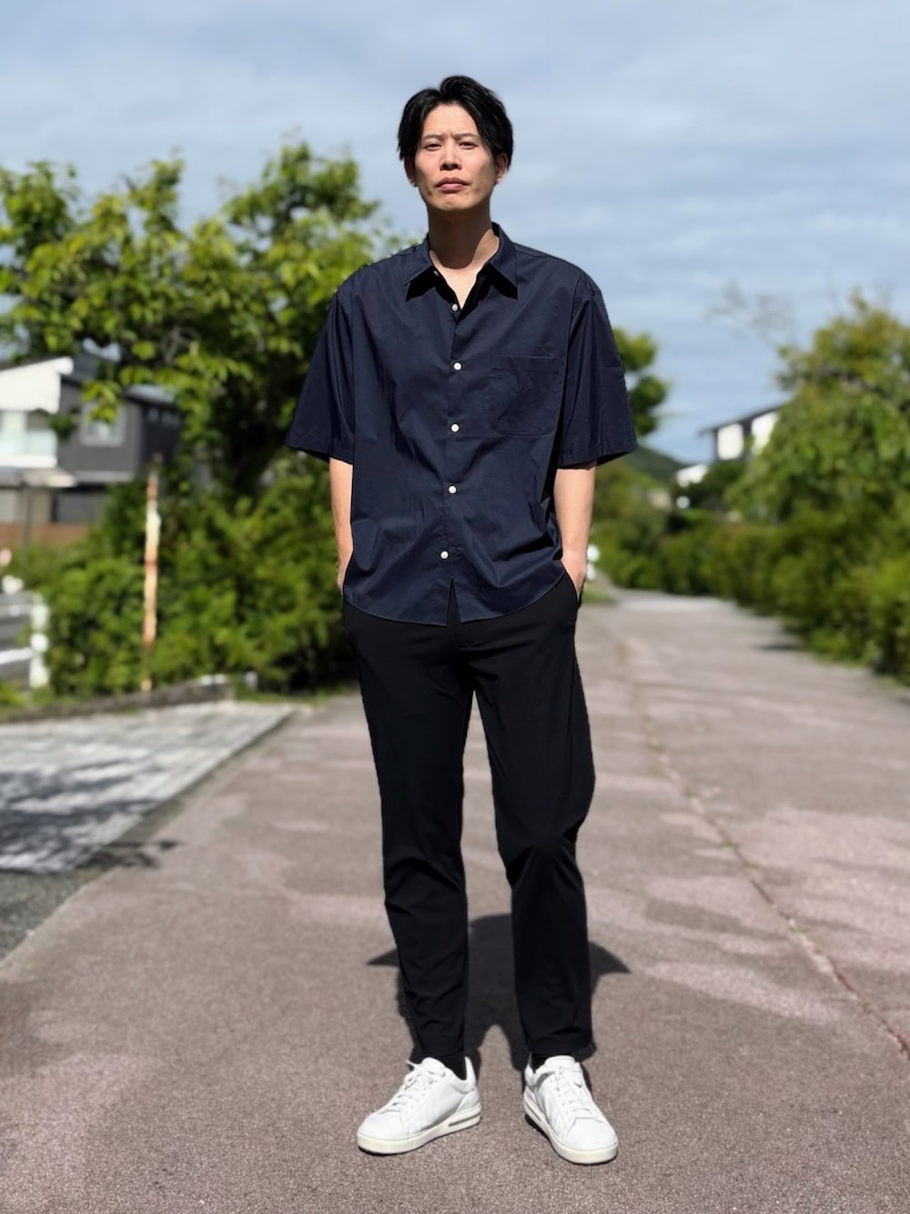 「夏ルックで気分アップ、定番、着回しコーデ、清潔感、モテ、30代コーデ、40代ファッション、半袖シャツ、黒スラックス、レザースニーカー、GU、UNIQLO、birkenstock、BIRKENSTOCK、夏コーデ」｜「BIRKENSTOCKのBEND LOW/ベンド ロー (MEN)（スニーカー、ホワイト系）」を使った、takamitsu suzukiさん（メンズ・179cm）の夏コーディネートの1枚目の写真