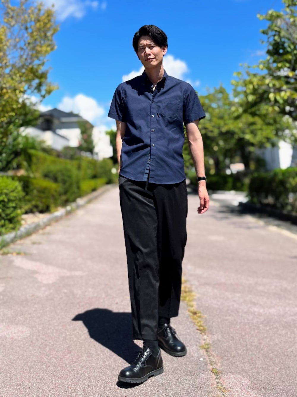 「ユナイテッドトウキョウ、UNITED TOKYO、UNIQLO、ユニクロ、タックテーパードパンツ、ビルケンシュトック、birkenstock、ギルフォード、お出かけコーデ、脚長効果、小顔効果、錯視、目の錯覚、30代、40代ファッション」｜「UNIQLOのタックテーパードパンツ（ウルトラライト・ワイドフィット）（パンツ、ブラック系）」を使った、takamitsu suzukiさん（メンズ・179cm）の夏コーディネートの1枚目の写真