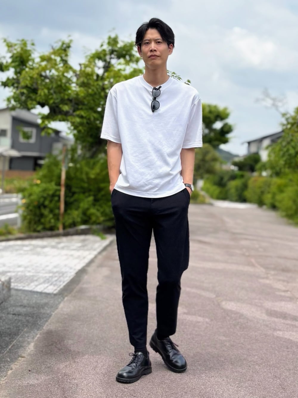 ホワイト系のTシャツ/カットソー、ブラック系のスラックス、ブラック系のドレスシューズを着用したメンズの夏コーディネートの1枚目の写真
