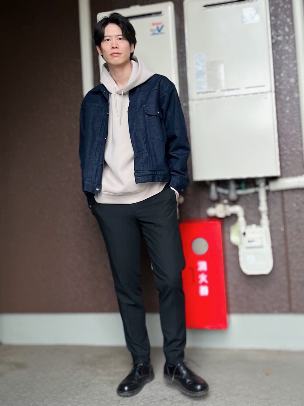 「錯視、休日コーデ、春、シンプル、おしゃれさんと繋がりたい、春服コーデ、はるコーデ、春アウター、革靴、大人コーデ、ユニクロ、春こーで、デニムジャケット、パーカー、30代」｜「UNIQLOのスマートアンクルパンツ2WAYストレッチ(ウールライク・丈長め76cm)（パンツ、ブラック系）」を使った、takamitsu suzukiさん（メンズ・179cm）の春コーディネートの1枚目の写真