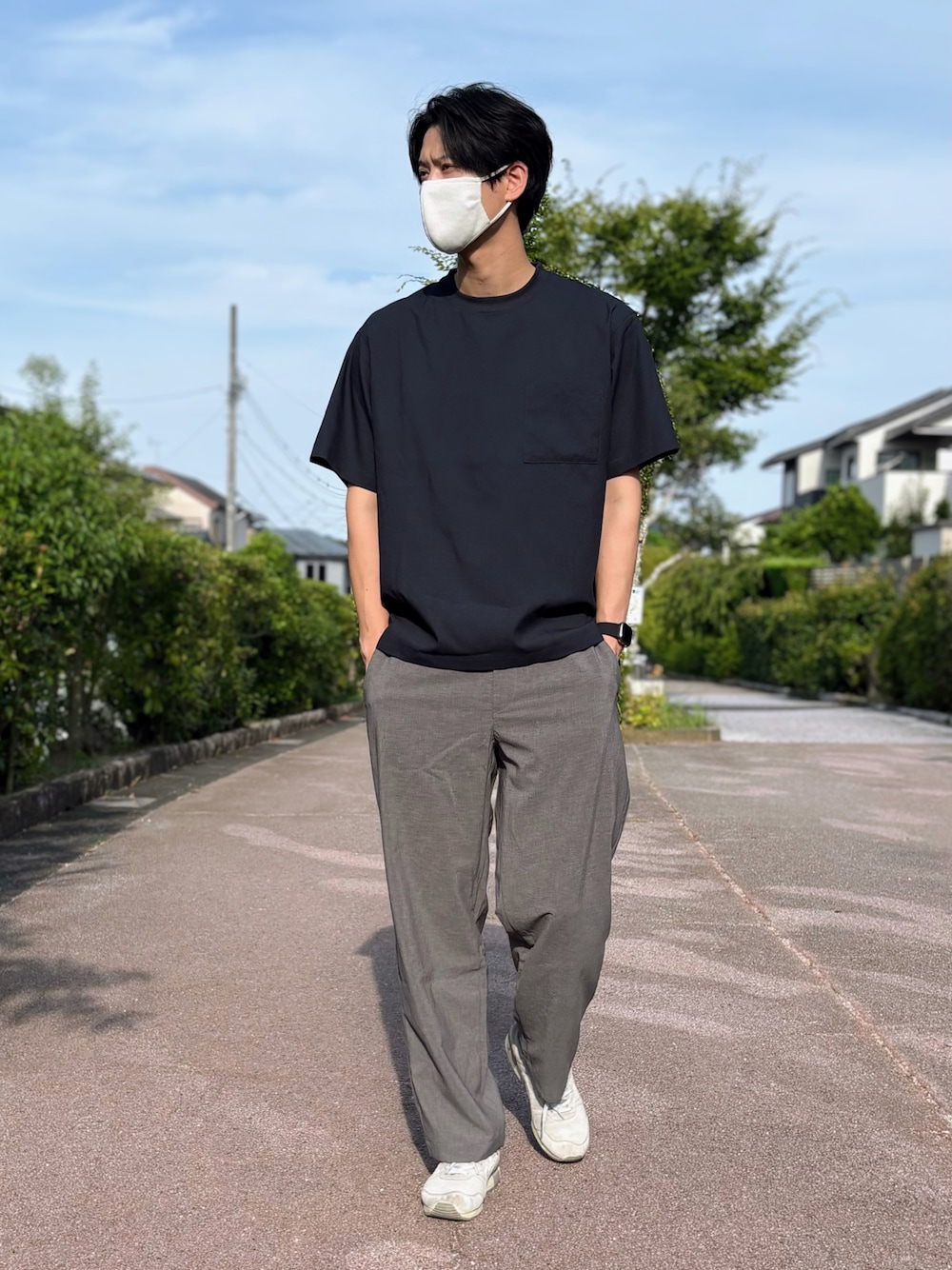 ブルー系のTシャツ/カットソー、グレー系のパンツ、グレー系のスニーカーを着用したメンズの夏コーディネートの1枚目の写真