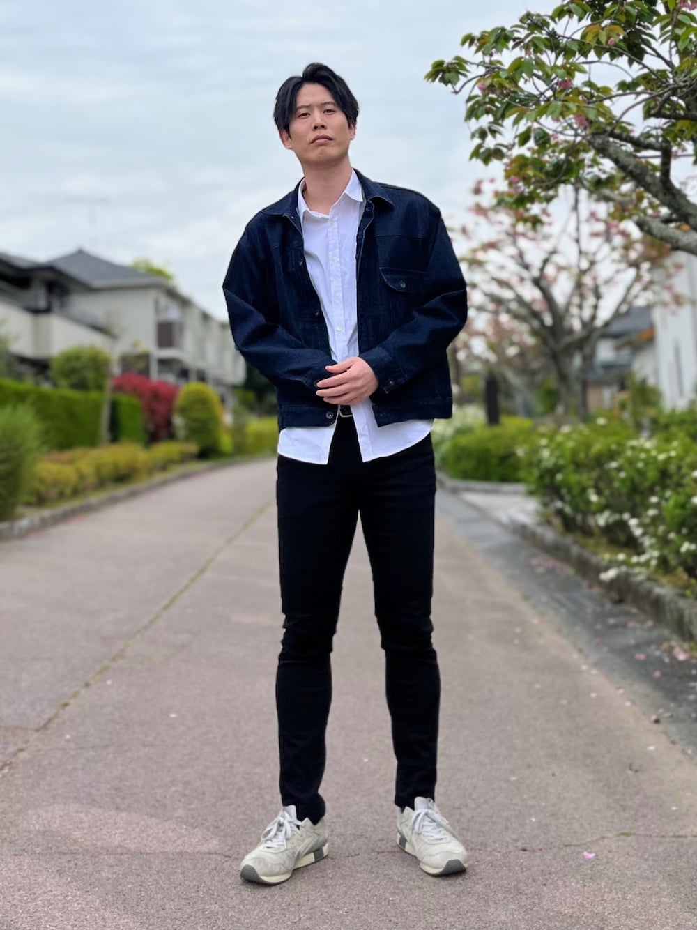 「春、きれいめカジュアル、春コーデ、シンプル、デニム、オトナカジュアル、春夏コーデ、スニーカー、休日コーデ、シャツスタイル、メンズコーデ、カジュアル、春ファッション、デニムジャケット、白シャツ」｜「UNIQLOのウルトラストレッチスキニーフィットジーンズ（デニムパンツ、ブラック系）」を使った、takamitsu suzukiさん（メンズ・179cm）の春コーディネートの1枚目の写真