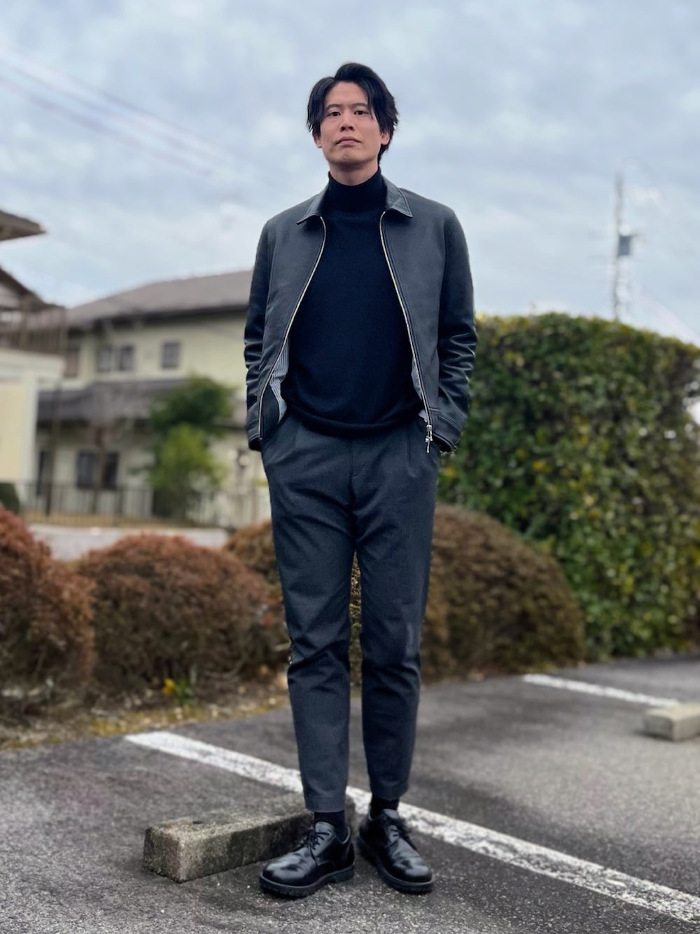 「今日のコーデ、定番、着回しコーデ、清潔感、モテ、30代コーデ、40代ファッション、レザージャケット、黒ニット、タートルネック、グレースラックス、革靴、モノトーン、大人カジュアル、お出かけコーデ」｜「BIRKENSTOCKのGILFORD/ギルフォード ブラック(MEN)（ドレスシューズ、ブラック系）」を使った、takamitsu suzukiさん（メンズ・179cm）の春コーディネートの1枚目の写真