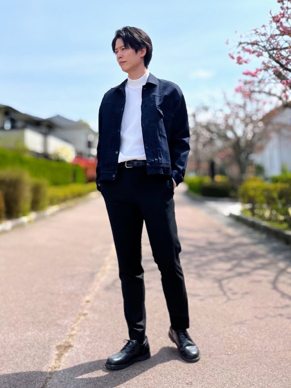 「大人カジュアル、カジュアルコーデ、お洒落さんとつながりたい、休日コーデ、春服コーデ、今日のコーデ、ユニクロ、春服、デニムジャケット、シンフルコーデ、はるコーデ、爽やかコーデ、タックイン、Yライン、脚長効果」｜「UNIQLOのスマートアンクルパンツ2WAYストレッチ(ウールライク・丈長め76cm)（パンツ、ブラック系）」を使った、takamitsu suzukiさん（メンズ・179cm）の春コーディネートの1枚目の写真