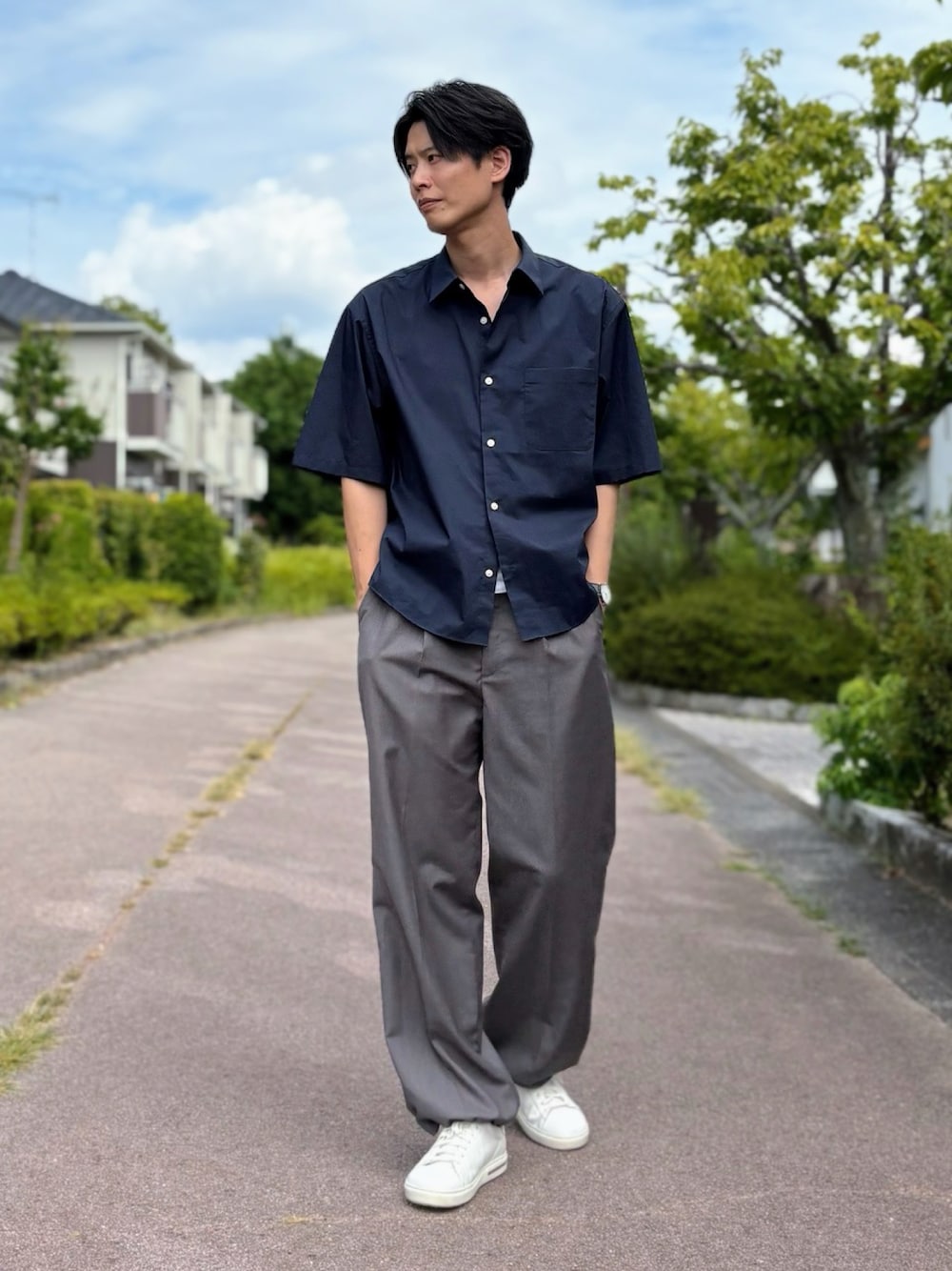 グレー系のスラックス、ホワイト系のスニーカー、ブルー系のシャツ/ブラウスを着用したメンズの夏コーディネートの1枚目の写真