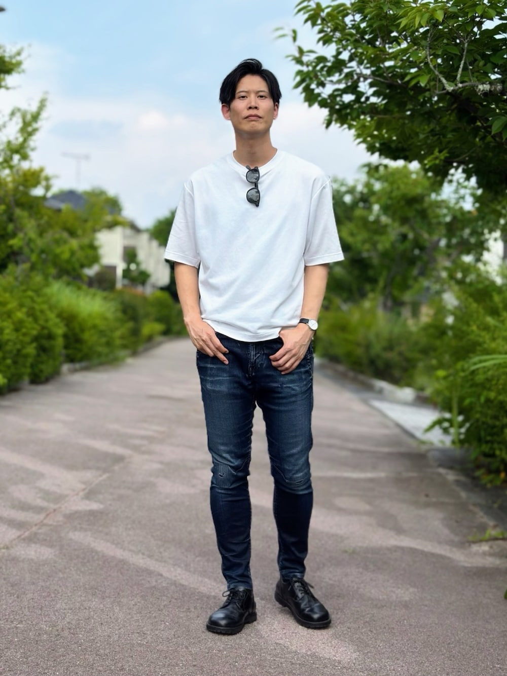 ホワイト系のTシャツ/カットソー、ブルー系のデニムパンツ、ブラック系のドレスシューズを着用したメンズの夏コーディネートの1枚目の写真