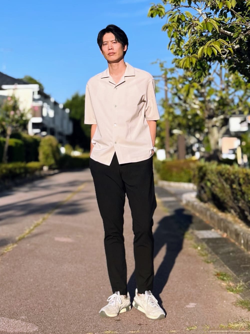 ブラック系のその他パンツ、グレー系のスニーカー、ベージュ系のシャツ/ブラウスを着用したメンズの夏コーディネートの1枚目の写真