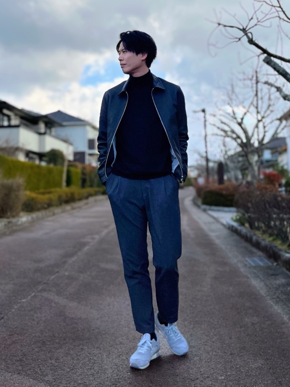 「レザー、レザージャケット、定番、着回しコーデ、清潔感、モテ、30代コーデ、40代ファッション、グレースラックス、黒ニット、グレースニーカー、大人カジュアル、大人コーデ、きれいめカジュアル、秋冬コーデ」｜「UNITED TOKYOのスラックス（スラックス、グレー系）」を使った、takamitsu suzukiさん（メンズ・179cm）の冬コーディネートの1枚目の写真