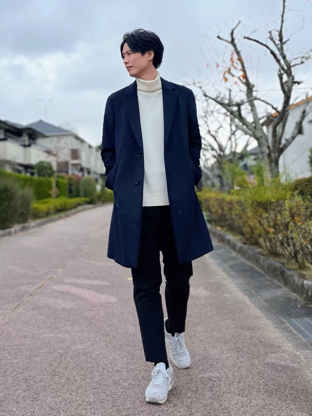 「最近のいい感じコーデ、クリスマスに着たい服、30代コーデ、40代ファッション、着回しコーデ、モテ、清潔感、体型カバー、脚長効果、小顔効果、スタイルアップ、チェスターコート、タートルネック、スラックス、スニーカー」｜「cityのスラックス（スラックス、ブラック系）」を使った、takamitsu suzukiさん（メンズ・179cm）の冬コーディネートの1枚目の写真