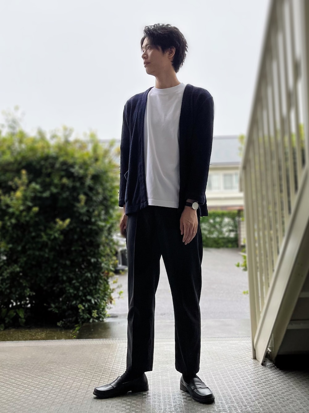 ブラック系のパンツ、ブラック系のローファー、ブルー系のカーディガン/ボレロを着用したメンズの秋コーディネートの1枚目の写真