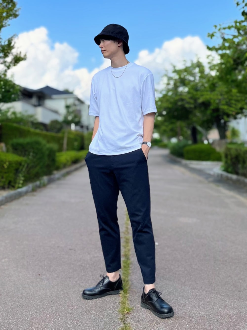 ホワイト系のTシャツ/カットソー、ブルー系のパンツ、ブラック系のドレスシューズを着用したメンズの夏コーディネートの1枚目の写真