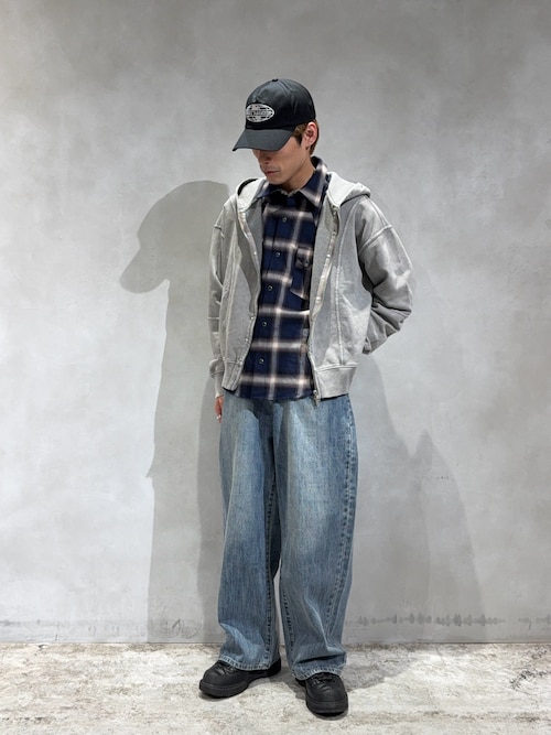 セール】【UNISEX】KOOKY'N ケミカルスタッズ切り替えジップパーカー