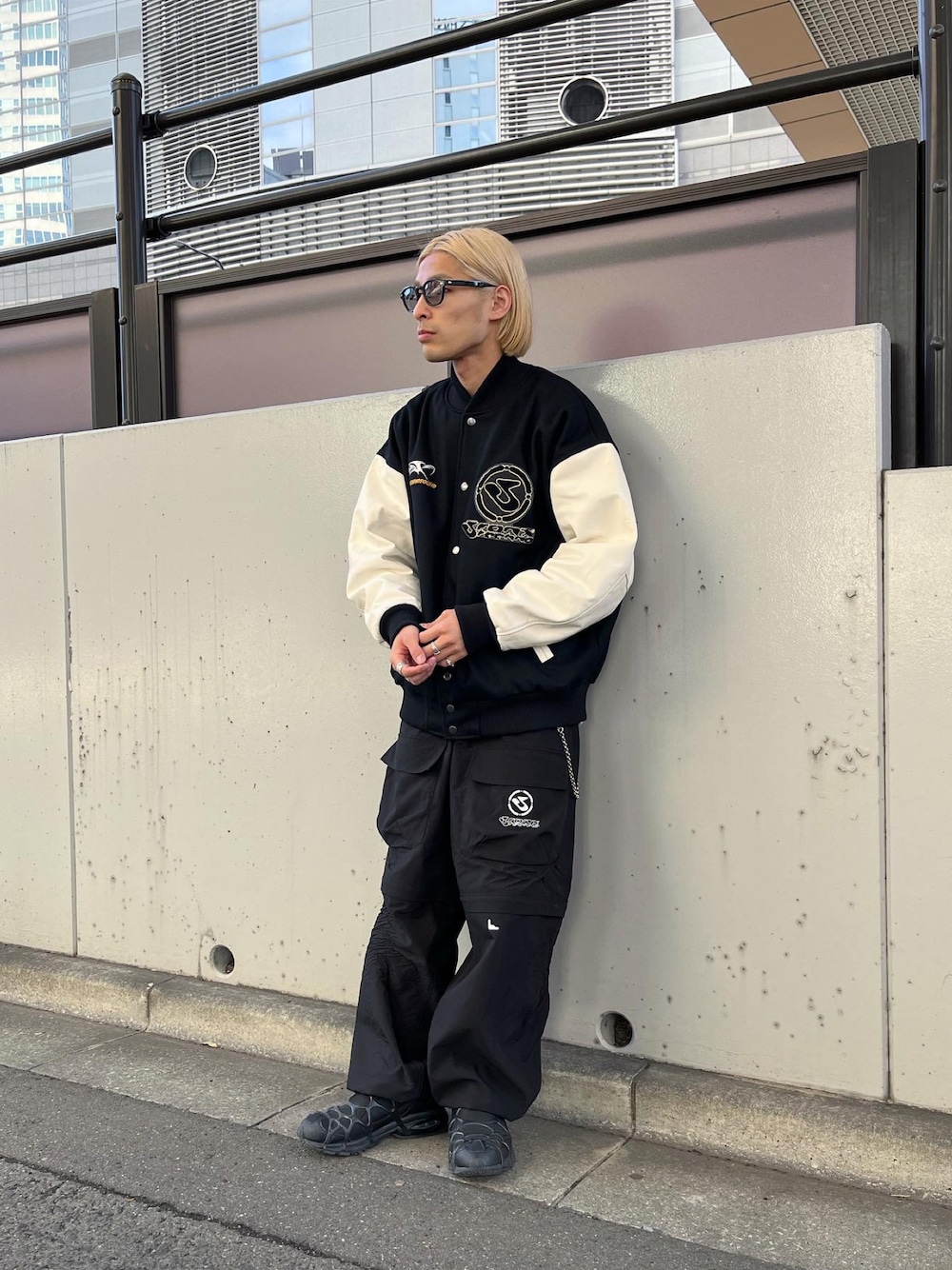 「休日スタイル、スニーカー、スニーカーコーデ、カーゴパンツ、冬を彩る色いろコーデ、テック、スタジャン、スタジャンコーデ、お出かけコーデ、モノトーン、冬アウター、シンプルコーデ、スポーツミックス、ストリートコーデ、モノトーンコーデ」｜「WHO'S WHO galleryのKOOKY'N BRONX リムーバブルカーゴパンツ（カーゴパンツ、ブラック系）」を使った、SHINさん（メンズ・167cm）の冬コーディネートの1枚目の写真