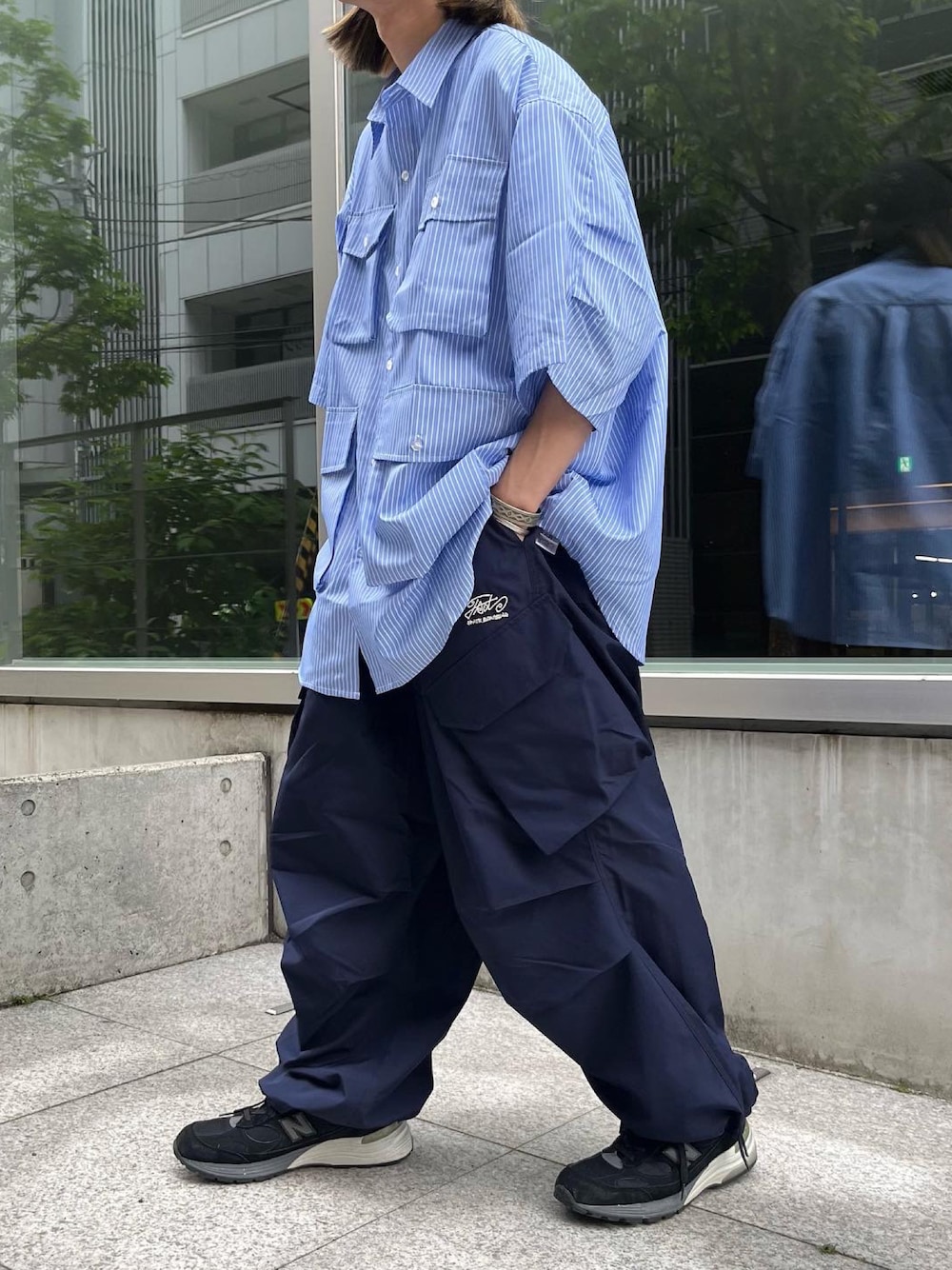 ブルー系のカーゴパンツ、ブルー系のシャツ/ブラウス、ブラック系のスニーカーを着用したメンズの春コーディネートの1枚目の写真