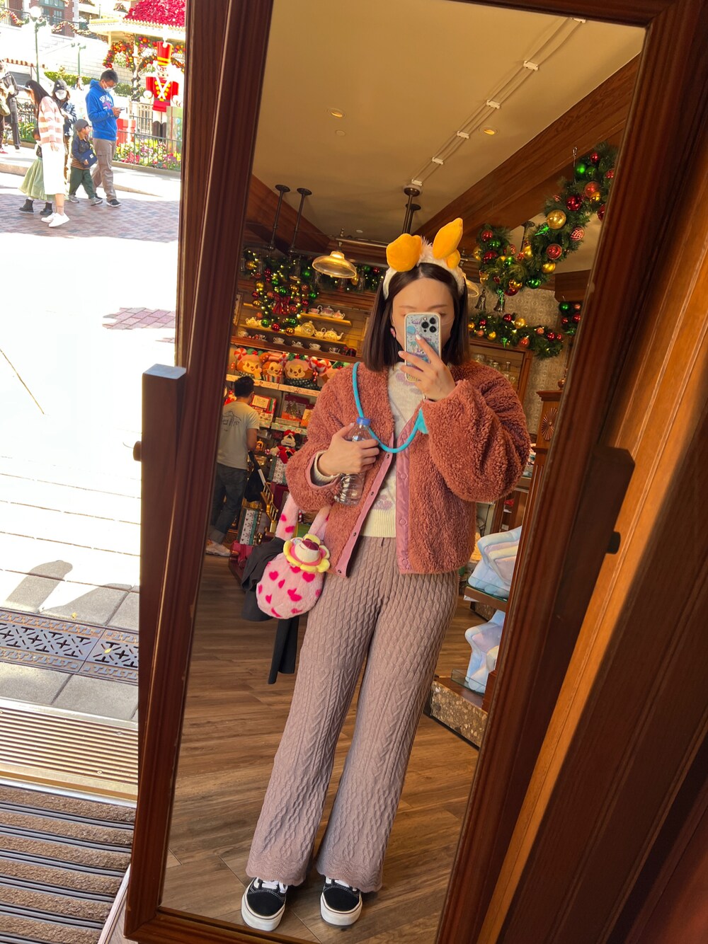 「Disneyland Hongkong、冬コーデ、クリスマス、休日コーデ、いいね、save、フォローお願いします🤑、おしゃれさんと繋がりたい、158cm、hkgirl、hk、ootd、ootdhk」｜「VANSのVans Old Skool Platform Sneakers In Black And White（その他シューズ、ブラック系）」を使った、C🕊️さん（レディース・159cm）の冬コーディネートの1枚目の写真