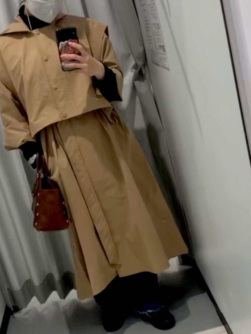 「トレンチコート、シンプルコーデ、休日スタイル、スニーカーコーデ、春服、ベージュ」｜「URBAN RESEARCHのアイテム（トレンチコート、ベージュ系）」を使った、mさん（レディース・156cm）の春コーディネートの1枚目の写真