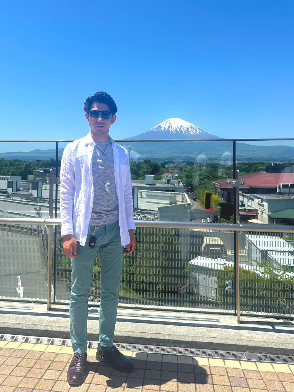 「シンプルスタイル、休日コーデ、大人カジュアル、キレイめ、ポロラルフローレン、Polo Ralph Lauren、春コーデ、メンズコーデ、シャツスタイル、きれいめカジュアル」｜「POLO RALPH LAURENのストレッチ スリム フィット チノ パンツ（チノパンツ、グリーン系）」を使った、Hiromuさん（メンズ・168cm）の春コーディネートの1枚目の写真