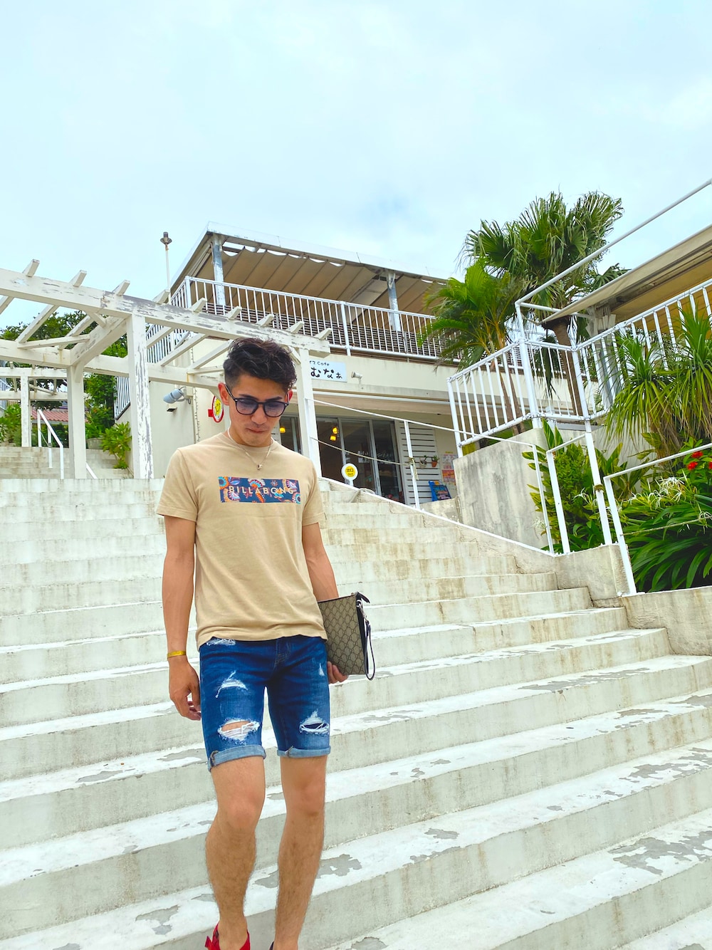 「ナツのオワリ、低身長、カジュアル、ラフ、サングラス、サーフ、サーフスタイル」｜「BILLABONGのアイテム（Tシャツ/カットソー、ベージュ系）」を使った、Hiromuさん（メンズ・168cm）の秋コーディネートの1枚目の写真