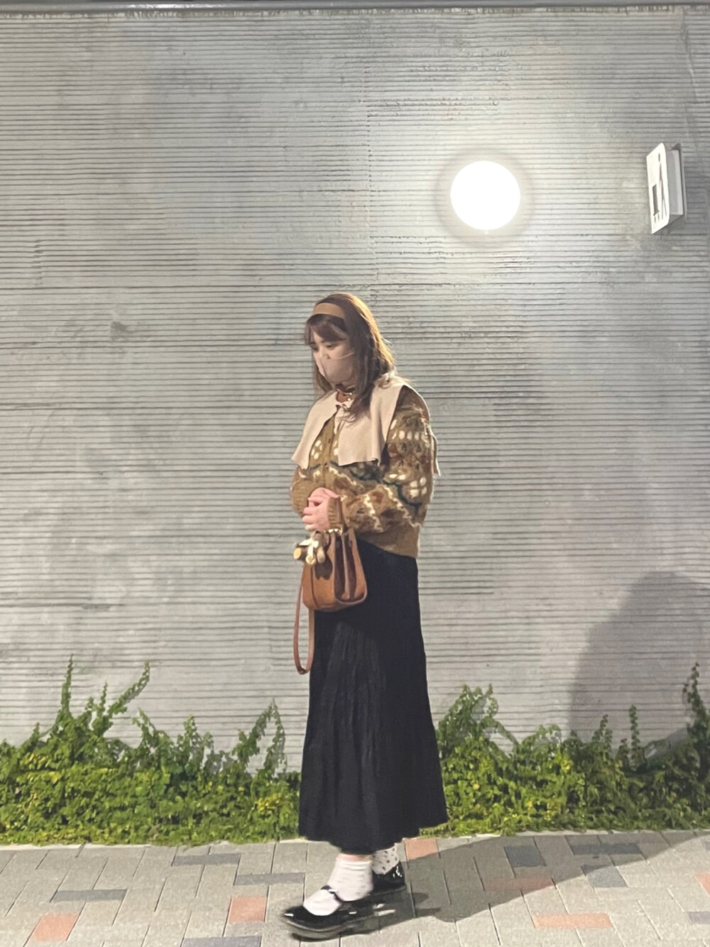 「カーディガン、柄、ショルダーバッグ、TINA:JOJUN、うぃんたー、おしゃれさんと繋がりたい」｜「UNIQLOのツイストプリーツロングスカート（スカート、ブラック系）」を使った、mooka🍑さん（レディース・160cm）の秋コーディネートの1枚目の写真