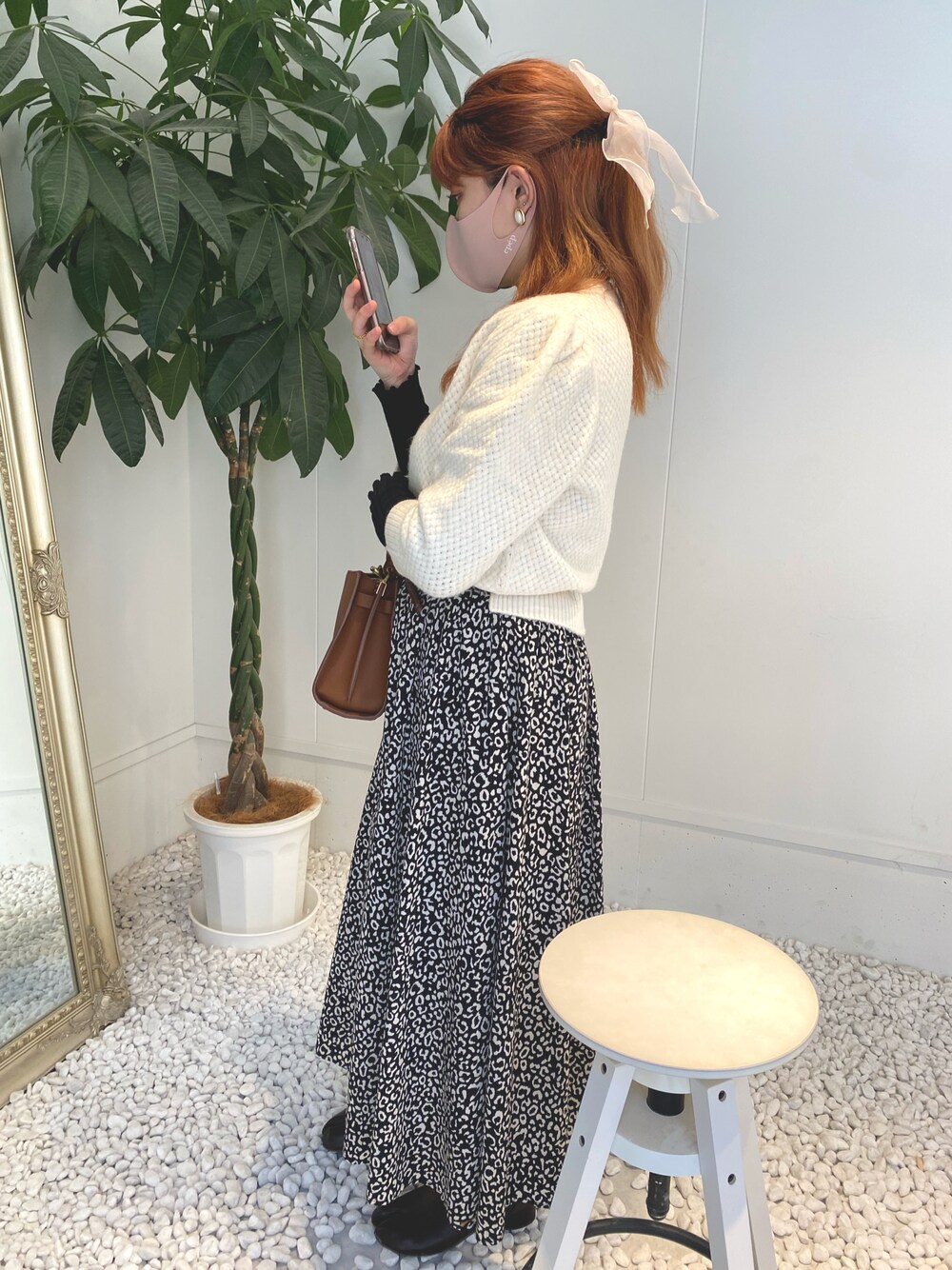 「秋コーデ、ゆったりコーデ、モノトーンコーデ、休日スタイル、カフェスタイル」｜「INGNIの【春の新作】レオパード柄単色ギャザー／スカート（スカート、ブラック系）」を使った、mooka🍑さん（レディース・160cm）の秋コーディネートの1枚目の写真
