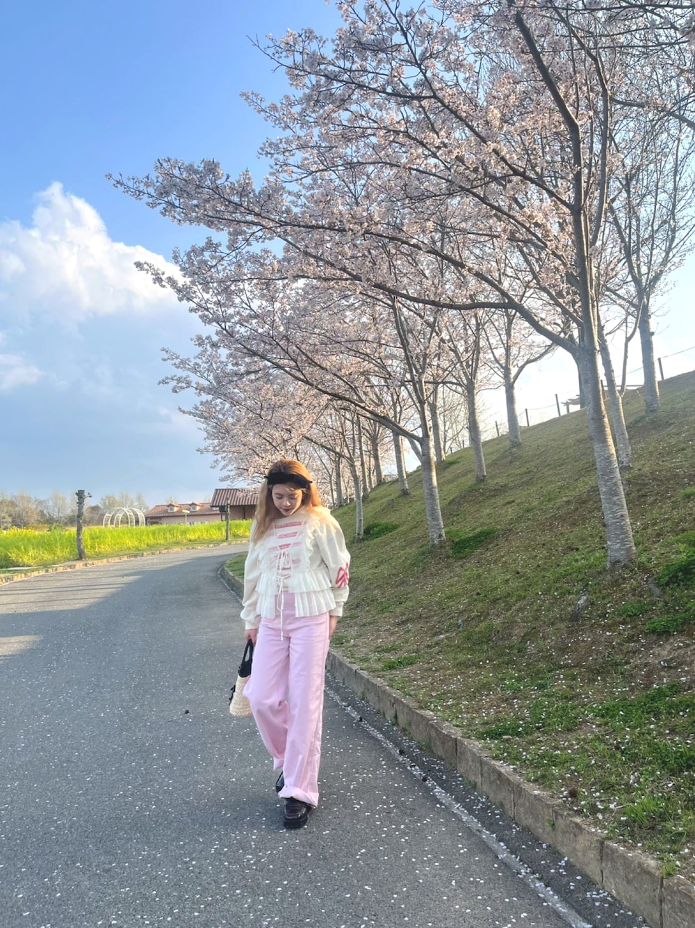 「ZARAのアイテム（パンツ、ピンク系）」を使った、mooka🍑さん（レディース・160cm）の春コーディネートの1枚目の写真