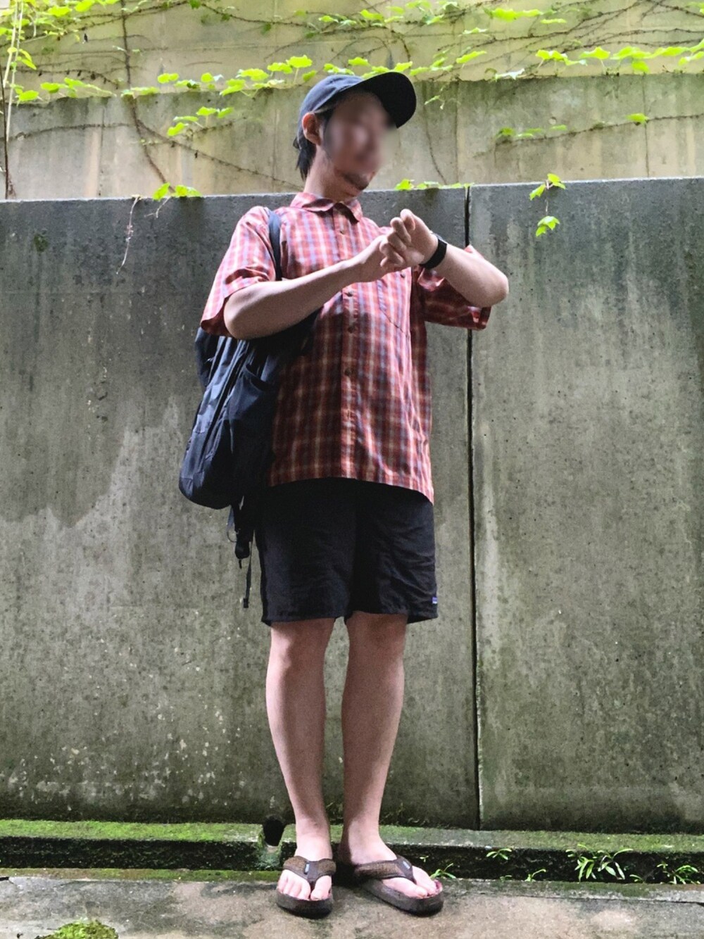 「夏コーデ、オーバーサイズ、ハーフパンツ、サンダル、patagonia、ショルダーバッグ、ブラック、バギーパンツ、チェックシャツ、チェック」｜「patagoniaのアイテム（Tシャツ/カットソー、その他）」を使った、ヒロさん（メンズ・169cm）の夏コーディネートの1枚目の写真