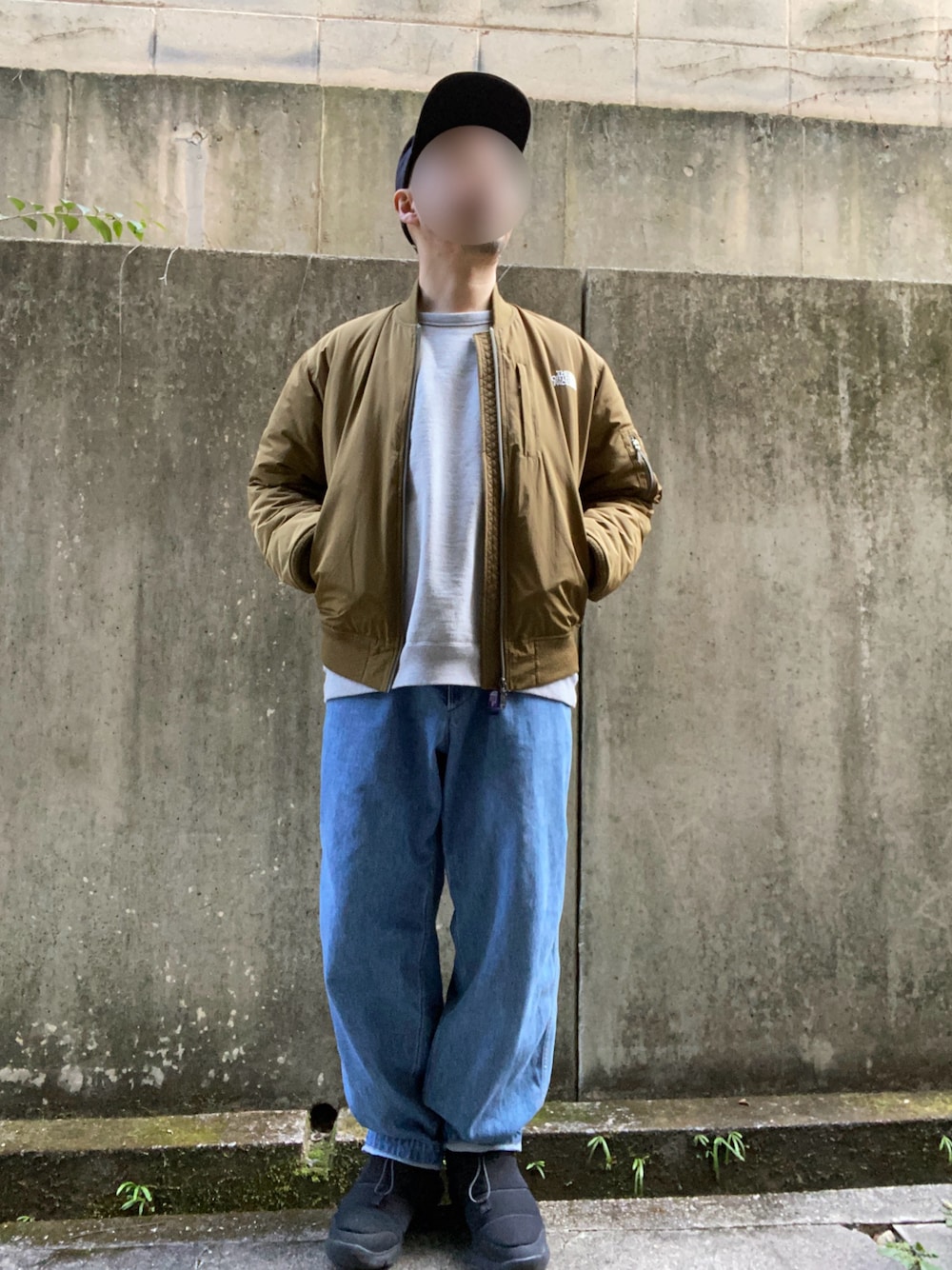 「大人カジュアル、MA-1、ワイドパンツ、スウェット、ヌプシ、キャップ、オーバーサイズ、40代ファッション、ノースフェイス、休日スタイル、冬コーデ」｜「THE NORTH FACEのTHE NORTH FACE INSULATION BOMBER JACEKT / ザ・ノース・フェイス インサレーションボンバージャケット（MA-1、グリーン系）」を使った、ヒロさん（メンズ・169cm）の冬コーディネートの1枚目の写真