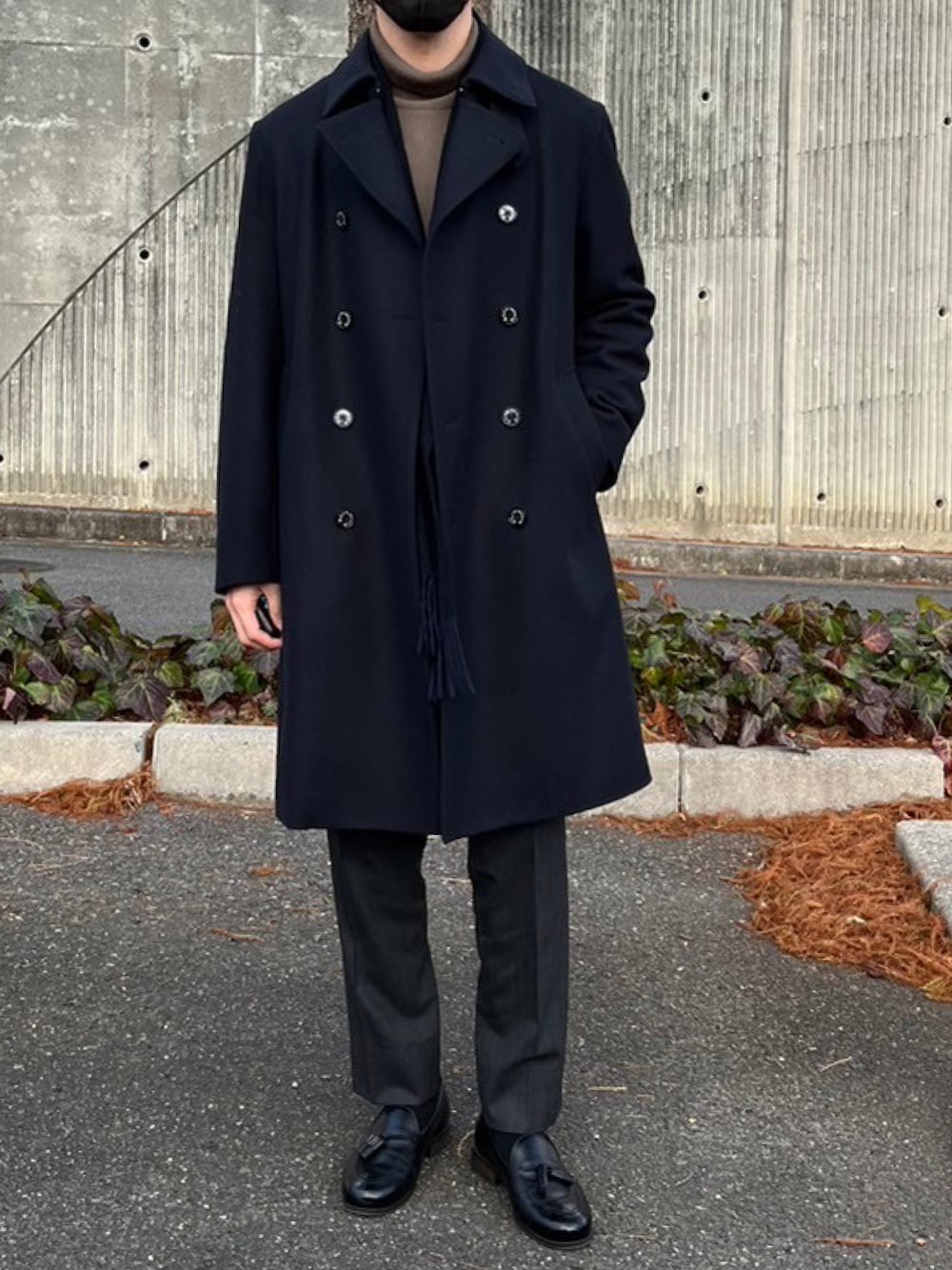 「トレンチコート、タッセルローファー、ブラウン、グレー、マフラー」｜「MackintoshのMACKINTOSH × BEAMS F / 別注 DUNKELD TRENCH ライトメルトン トレンチコート（トレンチコート、ブルー系）」を使った、S24さん（メンズ・178cm）の冬コーディネートの1枚目の写真