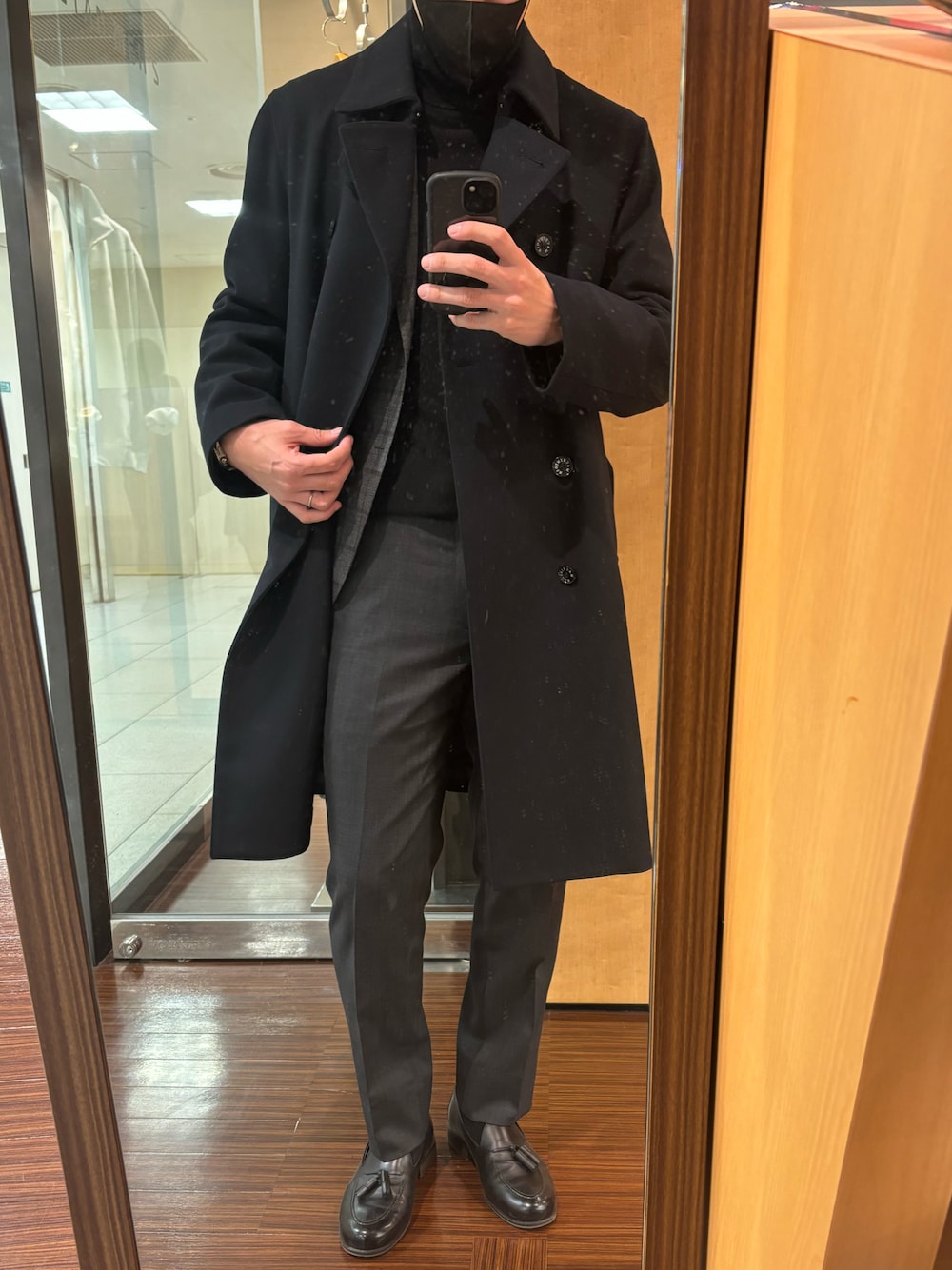 「トレンチコート、チェックジャケット、モノトーン、グレー、レイヤードスタイル」｜「MackintoshのMACKINTOSH × BEAMS F / 別注 DUNKELD TRENCH ライトメルトン トレンチコート（トレンチコート、ブルー系）」を使った、S24さん（メンズ・178cm）の冬コーディネートの1枚目の写真