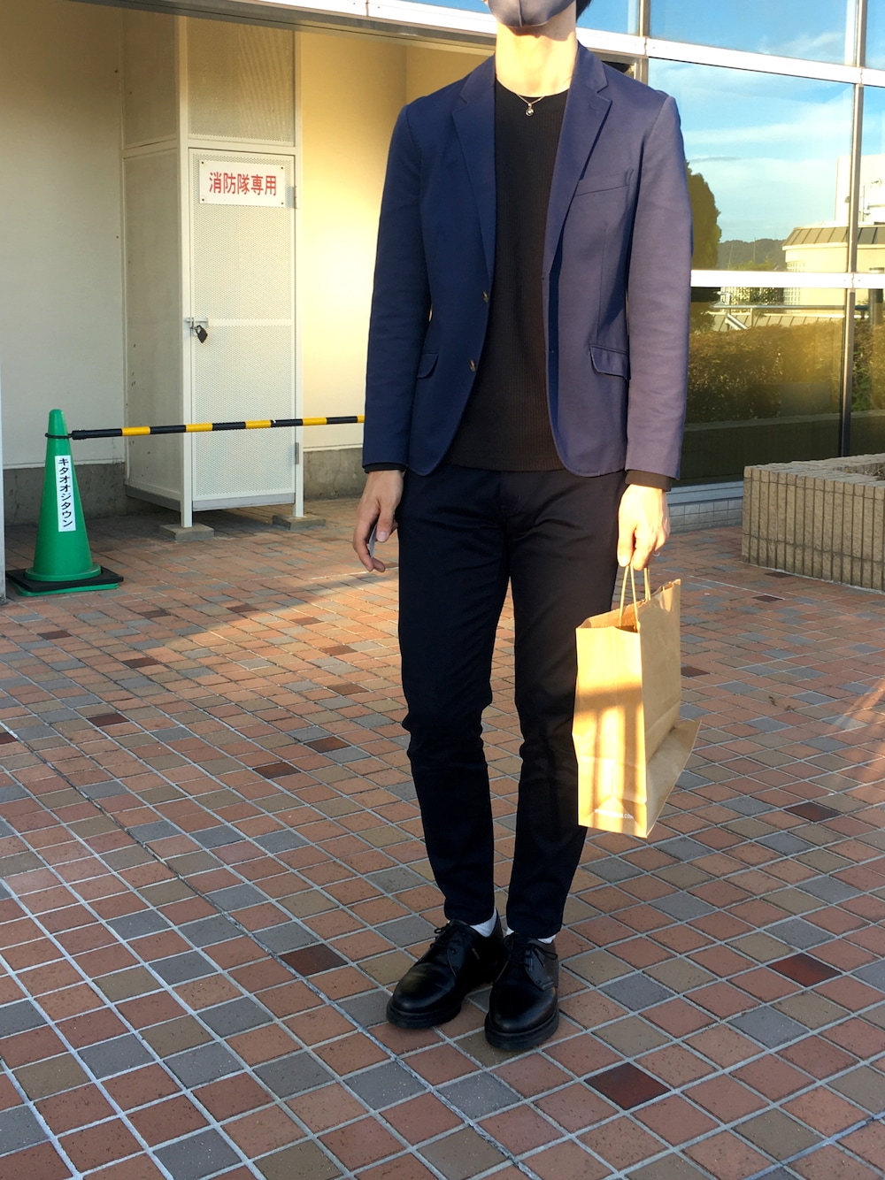 「UNIQLO、テーラードジャケット、Dr.Martens、ブラックコーデ、きれいめカジュアル」｜「MEN'S MELROSEのアイテム（テーラードジャケット、ブルー系）」を使った、S24さん（メンズ・178cm）の秋コーディネートの1枚目の写真