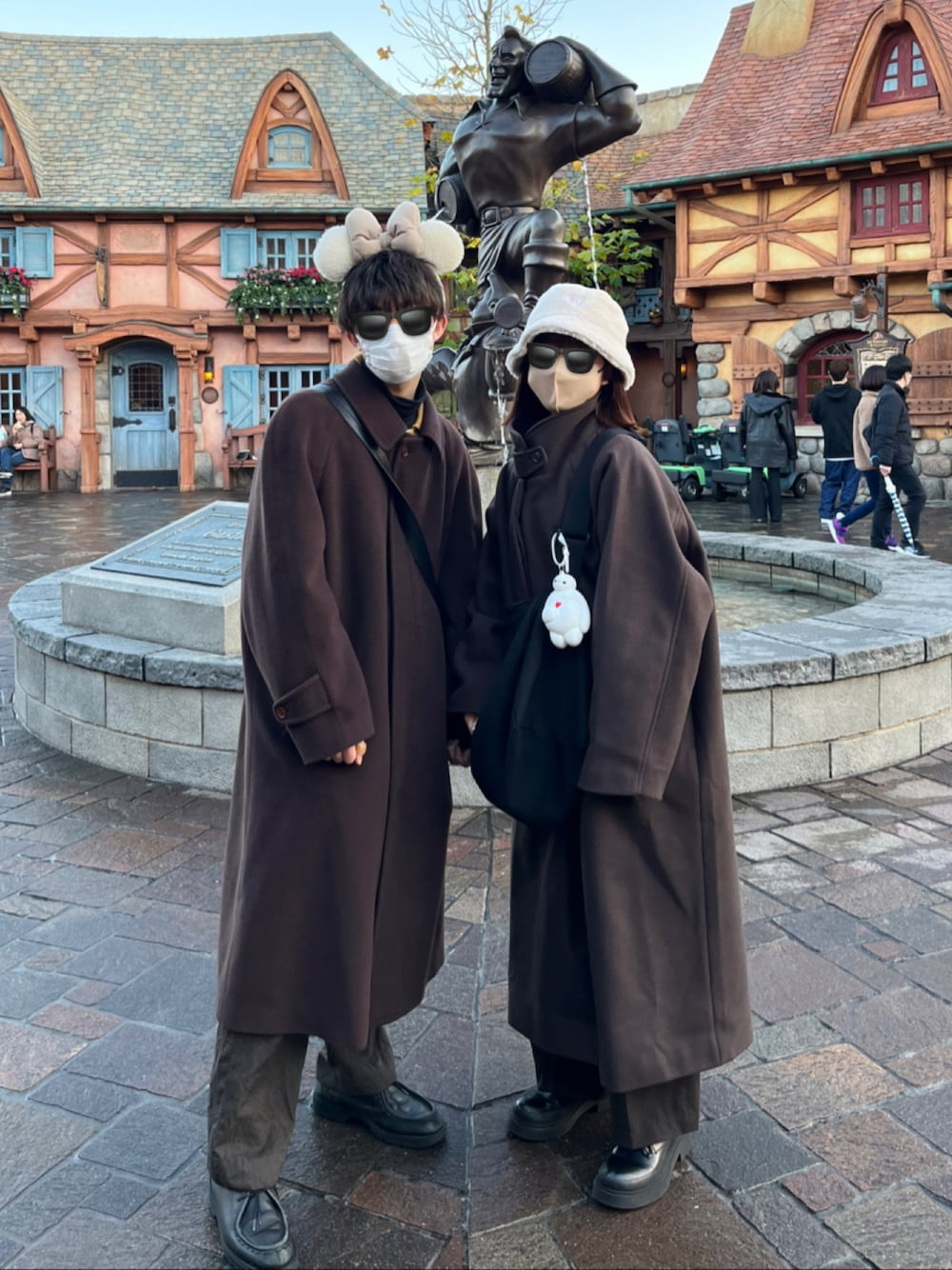 「カップルコーデ、ディズニーコーデ、ディズニー、コート、シミラールック、ステンカラーコート、flaner_style、flaner」｜「flanerのLoose 2way soutien collar coat/ルーズ2wayステンカラーコート（ステンカラーコート、ブラウン系）」を使った、Suuさん（レディース・156cm）の冬コーディネートの1枚目の写真