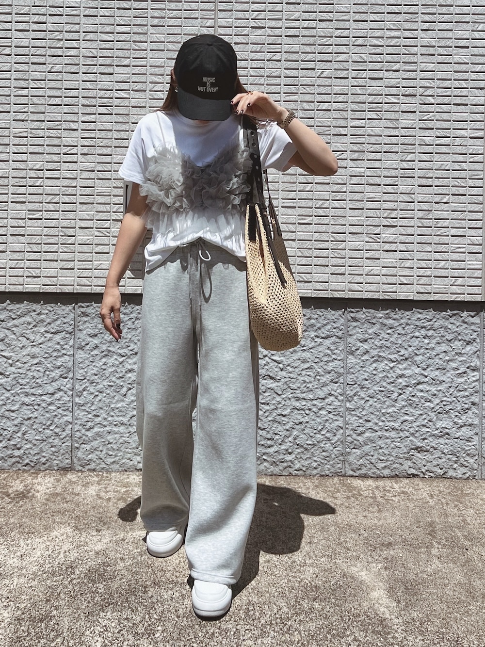 ホワイト系のTシャツ/カットソー、グレー系のキャミソール、グレー系のスウェットパンツを着用したレディースの夏コーディネートの1枚目の写真