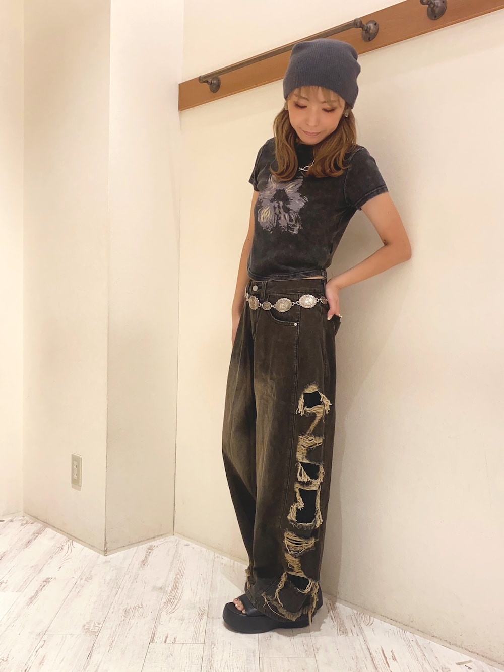 「Tシャツ、Tシャツ×デニム、クラッシュデニム、コンチョベルト、ビーニー、ニット帽、秋コーデ、初秋コーデ、秋カラー、秋服準備はじめました、SpRay、SPRAY PREMIUM」｜「SpRayのアイテム（Tシャツ/カットソー、ブラック系）」を使った、yukariさん（レディース・158cm）の秋コーディネートの1枚目の写真