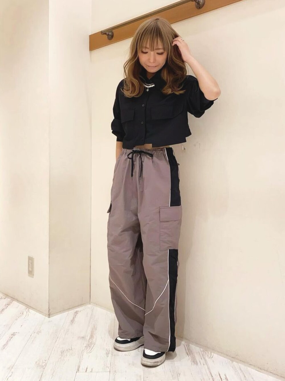 「シャツ、シャツスタイル、クロップドシャツ、カーゴパンツ、カーゴパンツコーデ、韓国ファッション、カジュアル、カジュアルコーデ、SpRay、SPRAY PREMIUM」｜「SpRayのアイテム（シャツ/ブラウス、ブラック系）」を使った、yukariさん（レディース・158cm）の夏コーディネートの1枚目の写真