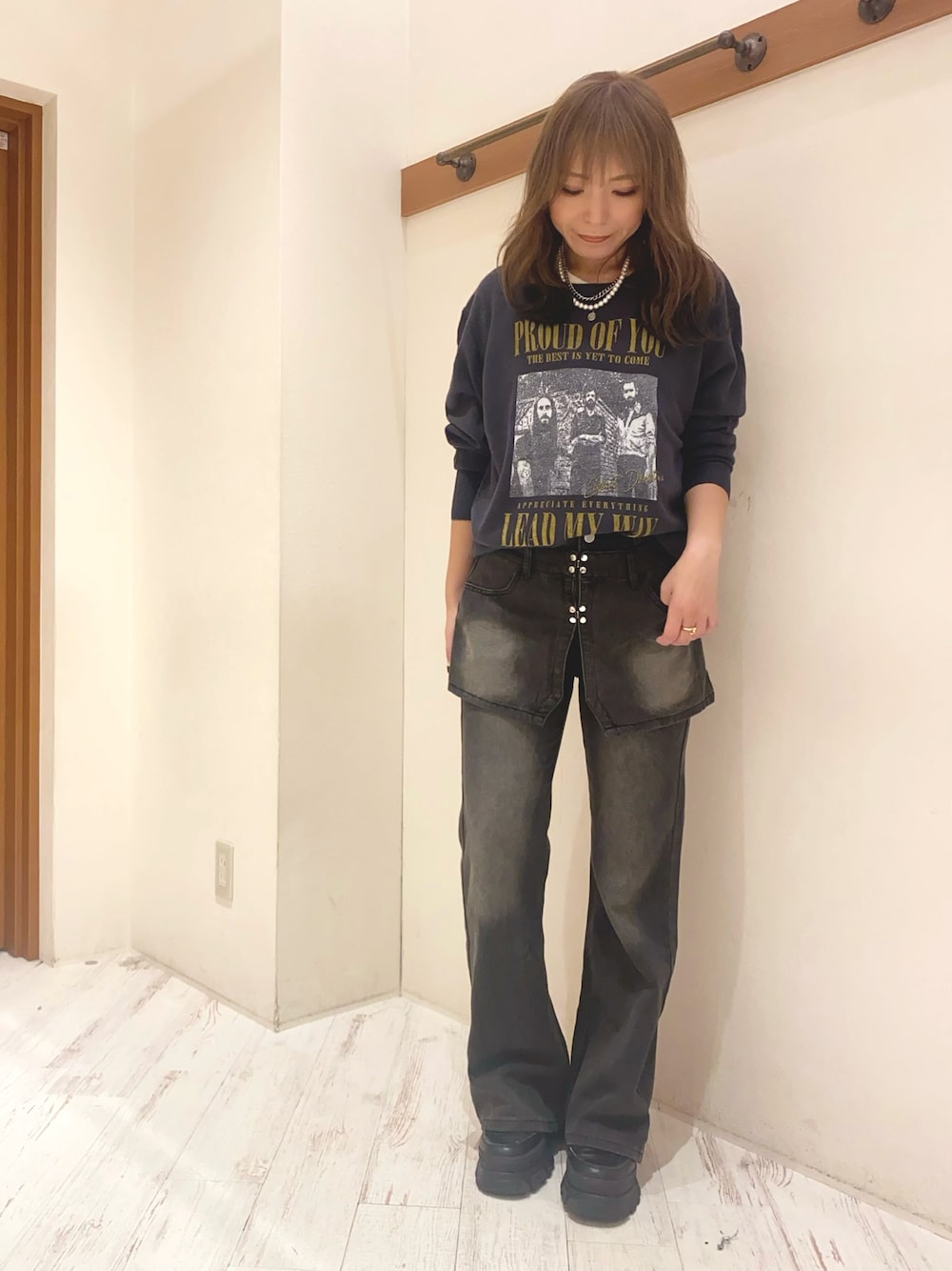 「ニット、ロックプリント、レイヤードパンツ、デニムパンツ、レイヤードスタイル、オーバーダイ、デニムコーデ、秋服、ラクチンコーデ、パンツコーデ、オトナカジュアル、SpRay、SPRAY PREMIUM」｜「SpRayの転写プリントニット（ニット/セーター、グレー系）」を使った、yukariさん（レディース・158cm）の秋コーディネートの1枚目の写真