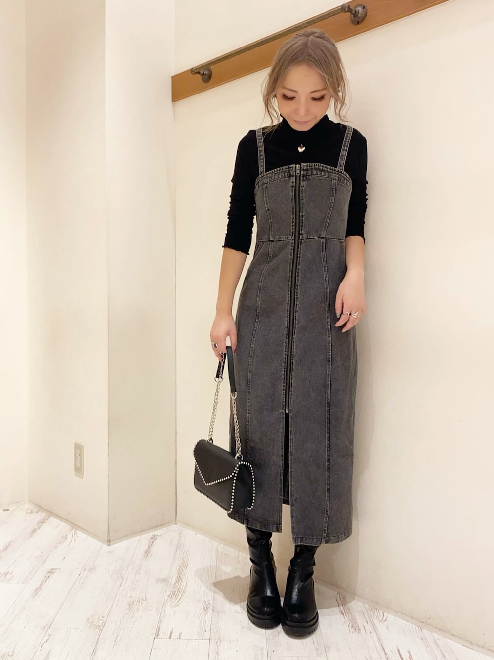 「デニムワンピース、デニムワンピ、キャミワンピ、キャミワンピース、ジップワンピース、ロングワンピース、ワンピースコーデ、デニムコーデ、ボールチェーンバッグ、ショルダーバッグ、大人かわいい、きれいめカジュアル、ワントーンコーデ、SpRay、SPRAY PREMIUM」｜「SpRayのアイテム（ワンピース、ブラック系）」を使った、yukariさん（レディース・158cm）の冬コーディネートの1枚目の写真