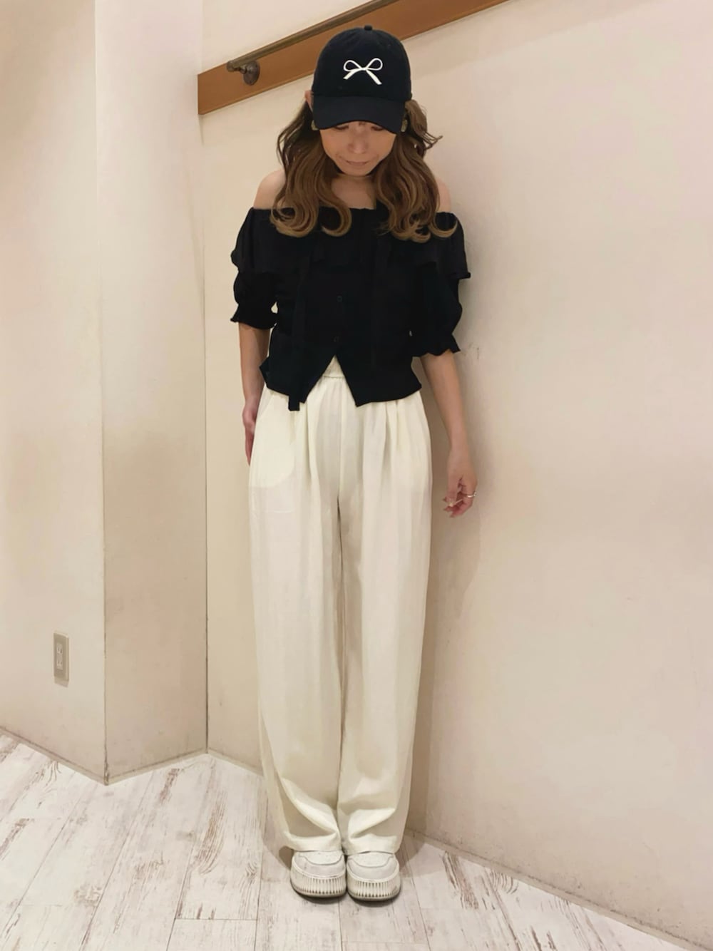 「フリルトップス、オフショル、オフショルダー、リボンタイ、リボンチョーカー、タックパンツ、タックワイドパンツ、キャップ、リボンキャップ、モノトーンコーデ、大人カジュアルコーデ、パンツスタイル、オトナカジュアル、SpRay、SPRAY PREMIUM」｜「SpRayのアイテム（キャップ、ブラック系）」を使った、yukariさん（レディース・158cm）の秋コーディネートの1枚目の写真