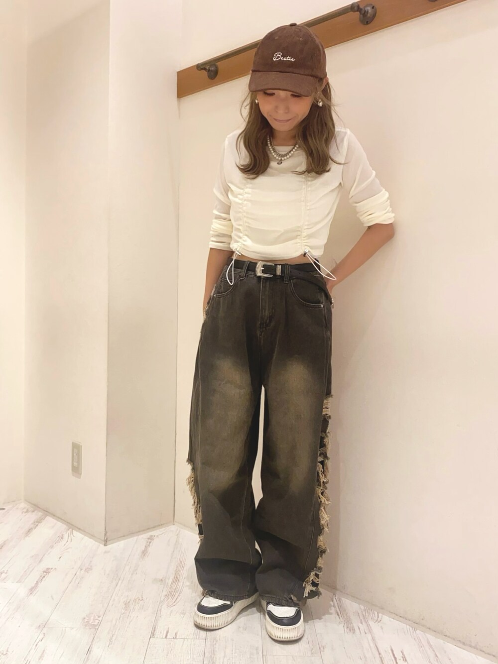 「ドロスト、ドロストデザイン、シャーリングトップス、デニム、ダメージデニムパンツ、ワイドパンツ、ワイドデニム、厚底スニーカー、SpRay、SPRAY PREMIUM」｜「SpRayのアイテム（Tシャツ/カットソー、ホワイト系）」を使った、yukariさん（レディース・158cm）の秋コーディネートの1枚目の写真
