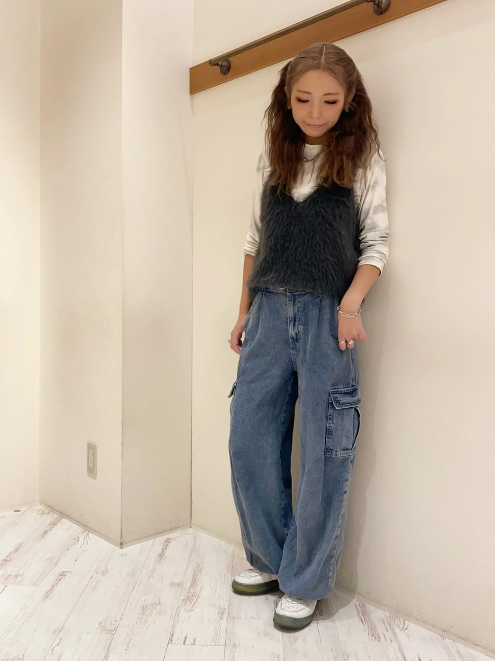 「ファーベスト、ファー、ファーキャミソール、デニム、デニムパンツ、カーゴパンツ、カーゴデニム、デニムカーゴ、ゆるコーデ、ラクチンコーデ、SpRay、SPRAY PREMIUM」｜「SpRayのアイテム（Tシャツ/カットソー、ホワイト系）」を使った、yukariさん（レディース・158cm）の冬コーディネートの1枚目の写真