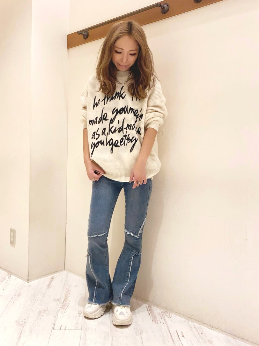 「ニット、グラフィック、ニットコーデ、フリンジデニム、フレアデニム、フレアパンツ、リメイク、リメイクデニム、パンツスタイル、厚底シューズ、カジュアルコーデ、SpRay、SPRAY PREMIUM」｜「SpRayのアイテム（ニット/セーター、ホワイト系）」を使った、yukariさん（レディース・158cm）の冬コーディネートの1枚目の写真