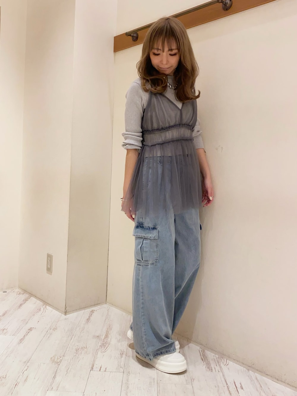 「キャミチュニック、チュール、チュールトップス、チュニック、カーゴパンツ、カーゴデニム、きれいめカジュアル、カジュアルコーデ、甘辛mix、厚底スニーカー、スニーカー、スニーカーコーデ、SpRay、SPRAY PREMIUM」｜「SpRayのアイテム（チュニック、グレー系）」を使った、yukariさん（レディース・158cm）の夏コーディネートの1枚目の写真